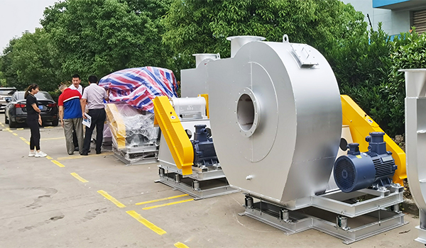 王經(jīng)理在高壓助燃風(fēng)機(jī)出貨現(xiàn)場驗收