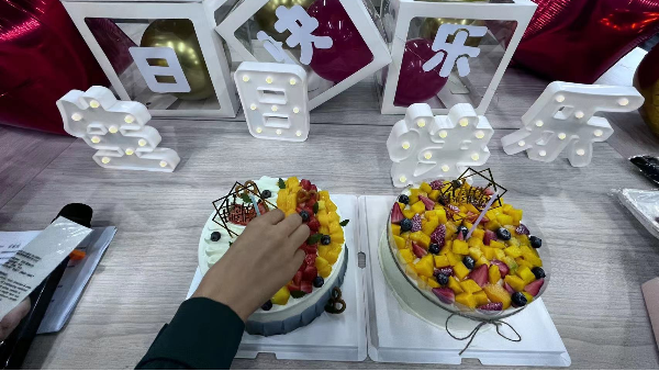 第二個(gè)開(kāi)心快樂(lè)的生日會(huì)---除了業(yè)績(jī)長(zhǎng)虹，我們還想吃喝玩樂(lè)